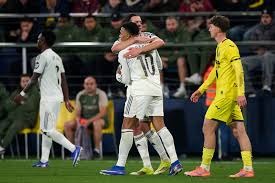 感谢恩师，出自崇明基地的海港球员将奖牌挂在徐根宝脖子上